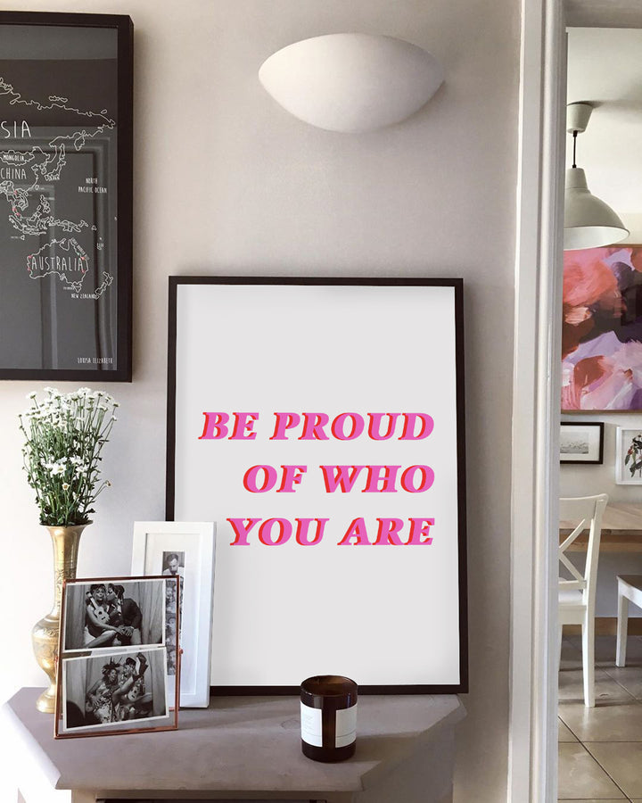 Be Proud of Who You Are' Typografischer Wandkunstdruck