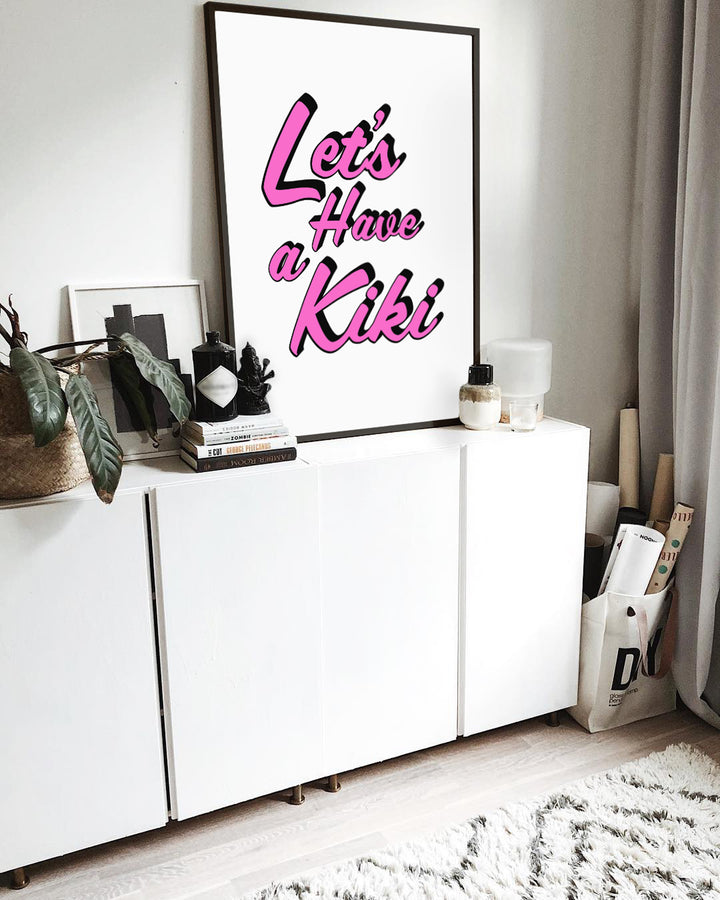 Lets Have a Kiki' Typografischer Wand-Kunstdruck (Pink)